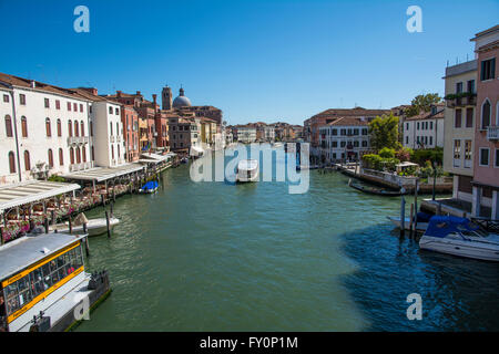 Venedig, Italien-August 12, 2014:view des Canal grande von der Rialto-Brücke an einem sonnigen Tag. Stockfoto