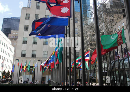 Fahnen im Rockefeller Centre, Mitte Manhattan NYC Stockfoto