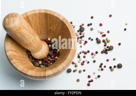 Die Pfünder mit verschiedenen Arten von Pfeffer: schwarz, grün, weiß, rosa. Stockfoto