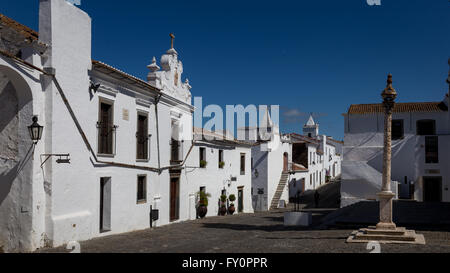 Wichtigsten Platz von Reguengos de Monsaraz vor der Kirche Igreja Matriz Nossa Senhora da Lagoa, auf der rechten Seite der Pranger. Stockfoto