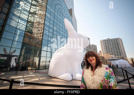 Die Künstlerin Amanda Parer vor einem ihrer sieben Riesenkaninchen aufblasbare Skulpturen mit dem Titel "Intrude" auf dem Display in Brookfield Place in Lower Manhattan in New York auf Sonntag, 17. April 2016. Organisiert von Arts Brookfield zeigt die Nylon monumentale Skulptur den Humor von übergroßen Hasen enthüllt die ernstere Seite ein Umweltproblem wie Kaninchen eine invasiven Arten in Australien sind. Die Ausstellung wird bis zum 30. April sein wenn es auf Tour nach Houston und Los Angeles geht. (© Richard B. Levine) Stockfoto