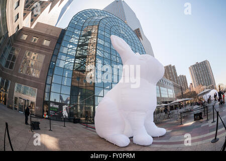 Sieben Riesenkaninchen aufblasbare Skulpturen mit dem Titel "Intrude" von der australischen Künstlerin Amanda Parer gehen auf Sonntag, 17. April 2016 in Brookfield Place in Lower Manhattan in New York ausgestellt. Organisiert von Arts Brookfield zeigt die Nylon monumentale Skulptur den Humor von übergroßen Hasen enthüllt die ernstere Seite ein Umweltproblem wie Kaninchen eine invasiven Arten in Australien sind. Die Ausstellung wird bis zum 30. April sein wenn es auf Tour nach Houston und Los Angeles geht. (© Richard B. Levine) Stockfoto