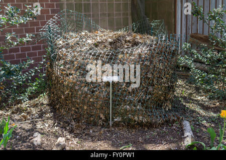 Laub Kompostieren in der West Side Community Garden in New York während ihrer Tulpenfestival, gesehen auf Samstag, 16. April 2016. Der Garten feiert gerade seinen 42. Jahr. (© Richard B. Levine) Stockfoto