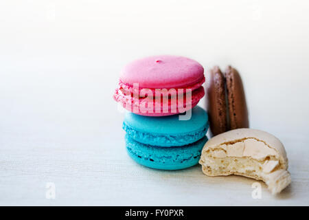 Bunte Makronen Turm close-up auf Whitebackground. Stockfoto