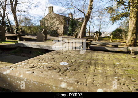 Haworth Friedhof mit der Bronte Parsonage im Hintergrund. Stockfoto