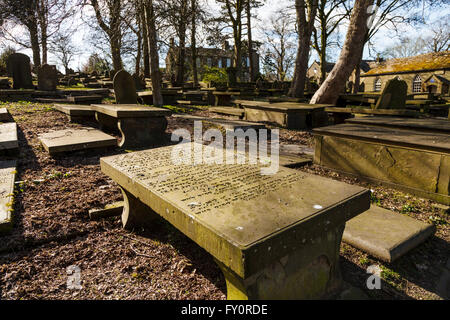 Haworth Friedhof mit der Bronte Parsonage im Hintergrund. Stockfoto