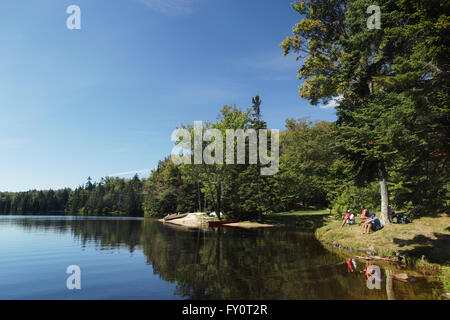 Adams Reservoir in Woodford State Park. Der Stausee befindet sich auf einem Plateau über die grünen Berge des südlichen Vermont Stockfoto