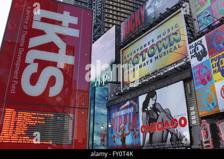 TKTS Anbieter verkaufen Theaterkarten im Times Square in New York City mit Billboard-anzeigen für zeigt im Hintergrund Stockfoto