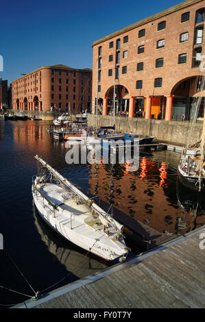 Großbritannien, Liverpool, Boote und Gebäude im Albert Dock. Stockfoto