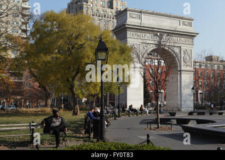 Washington Square Park, New York, an einem warmen Wintertag. Der Washington Square Arch ist ein Marmor Triumphbogen errichtet 1892 in W Stockfoto