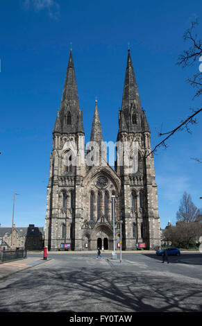 Str. Marys Kathedrale in Palmerston Place, Edinburgh, Schottland, betrachtet von Grosvenor Crescent. Stockfoto