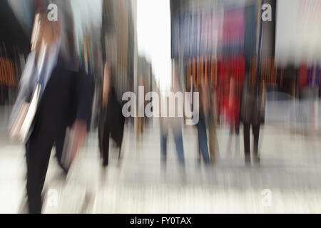 Verschwommene Langzeitbelichtung von Menschen zu Fuß entlang der 7th Avenue am Times Square.  New York City morgen Serie Stockfoto