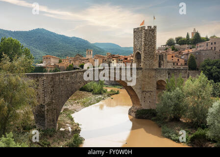 Mittelalterliches Dorf und Brücke in Besalú. Katalonien, Spanien Stockfoto