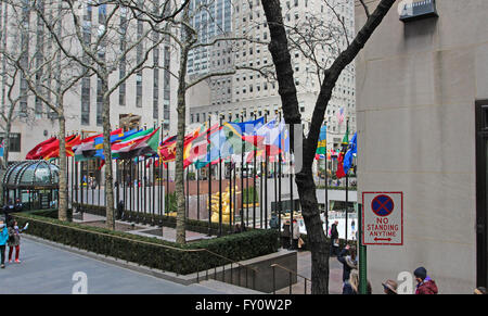 Fahnen im Rockefeller Centre, Mitte Manhattan NYC Stockfoto