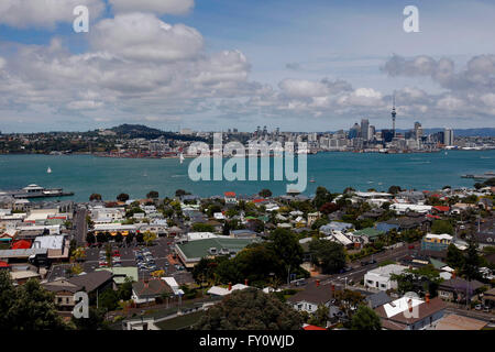 Eine Weitwinkelaufnahme von Auckland, New Zealand Skyline einschließlich der Sky Tower, wie gesehen von der Spitze des Mt. Victoria in Devonport Stockfoto