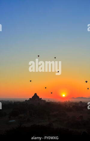 Sonnenaufgang über Dhammayangyi Tempel und Heißluft Ballons, Old Bagan mit blauen und orangefarbenen Himmel und Tempel Silhouetten, Myanmar Stockfoto