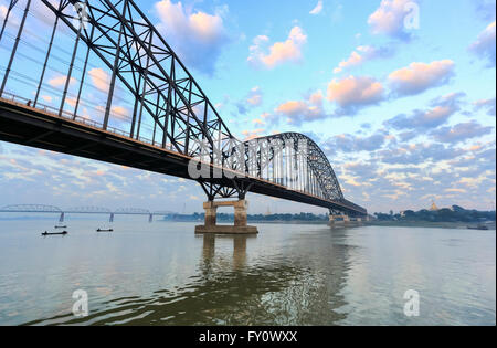 Irrawaddy (oder Yadanabon) Brücke über dem Irrawaddy-Fluss, Sagaing, in der Nähe von Mandalay, Myanmar (Burma) an einem nebligen, nebligen Morgen Stockfoto