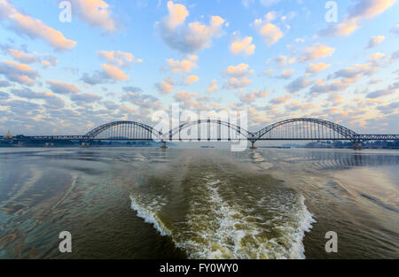 Irrawaddy (oder Yadanabon) Brücke über dem Irrawaddy-Fluss, Sagaing, in der Nähe von Mandalay, Myanmar (Burma) Stockfoto