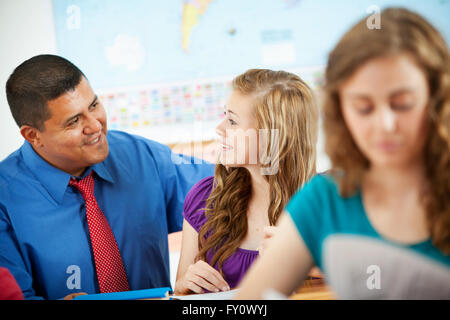 Umfangreiche Serie eine multikulturelle Gruppe von Studenten mit einem Lehrer in einem High-School-Klassenzimmer. Stockfoto