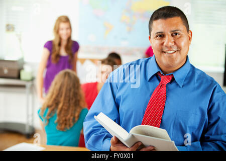 Umfangreiche Serie eine multikulturelle Gruppe von Studenten mit einem Lehrer in einem High-School-Klassenzimmer. Stockfoto