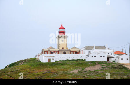 Klippe Leuchtturm am Cape Roca (Cabo Da Roca), westlichsten Punkt des europäischen Kontinents, Portugal mit blauem Himmel Stockfoto