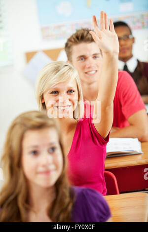 Umfangreiche Serie eine multikulturelle Gruppe von Studenten mit einem Lehrer in einem High-School-Klassenzimmer. Stockfoto