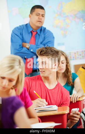 Umfangreiche Serie eine multikulturelle Gruppe von Studenten mit einem Lehrer in einem High-School-Klassenzimmer. Stockfoto