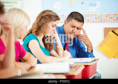 Umfangreiche Serie eine multikulturelle Gruppe von Studenten mit einem Lehrer in einem High-School-Klassenzimmer. Stockfoto