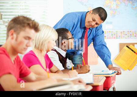 Umfangreiche Serie eine multikulturelle Gruppe von Studenten mit einem Lehrer in einem High-School-Klassenzimmer. Stockfoto