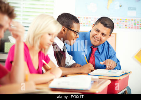 Umfangreiche Serie eine multikulturelle Gruppe von Studenten mit einem Lehrer in einem High-School-Klassenzimmer. Stockfoto