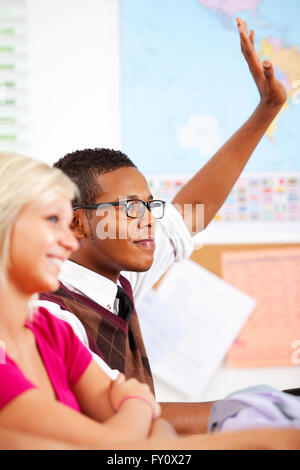 Umfangreiche Serie eine multikulturelle Gruppe von Studenten mit einem Lehrer in einem High-School-Klassenzimmer. Stockfoto