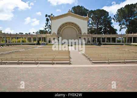 Bei der Spreckles Orgel Pavillon im Balboa Park, San Diego CA uns Sitzplätze im Freien.  Dieses einzigartige Orgel enthält 4.530 Rohre Dadfar Stockfoto