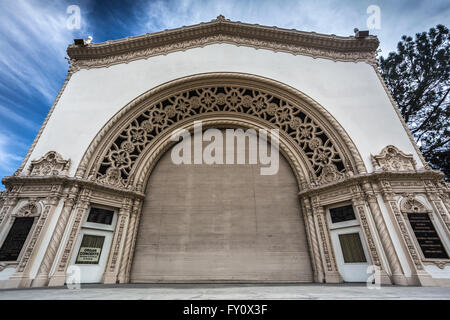 niedrigen Winkel Bild der spanischen Architektur des Spreckels Organ Pavillons im Balboa park Stockfoto