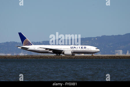 United Airlines Boeing 777-200ER taxis zur Abfahrt am San Francisco International Airport Stockfoto