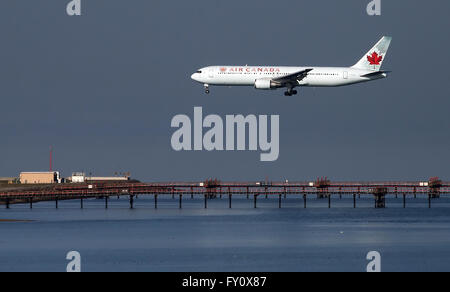 Air Canada 767-300ER kommt am San Francisco International Airport in San Francisco, California, Vereinigte Staaten von Amerika Stockfoto