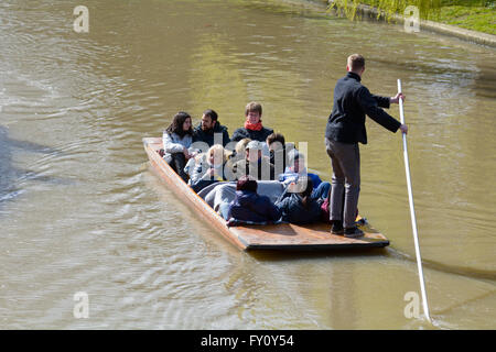 Touristen genießen ein Stechkahn fahren Bootsfahrt auf dem Fluss Cam in Cambridge, Cambridgeshire, England Stockfoto