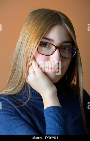 Porträt der jungen Frau mit Brille Stockfoto