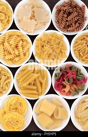 Italienische Pasta-Formen in weißem Porzellanschalen. Stockfoto