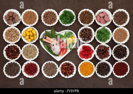 Großen Kräuter- und Auswahl in Porzellan Herz und Crinkle-Schalen. Stockfoto