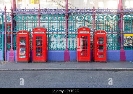 Traditionelle britische rote Telefonzellen in einer Reihe an Smithfield Market in London Stockfoto