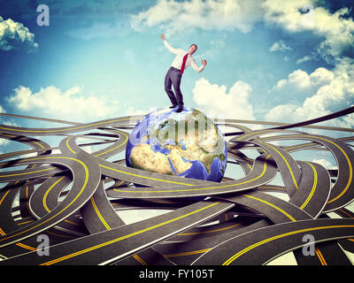 Geschäftsmann auf Globus und 3d Straßen Stockfoto