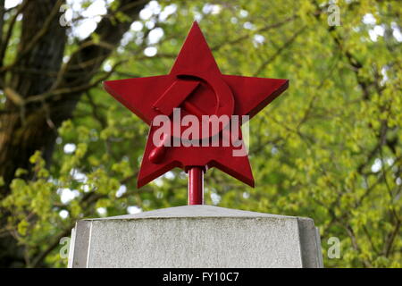 Roter Stern mit Hammer und Sichel, ein Denkmal für die gefallenen russischen Soldaten im zweiten Weltkrieg, auf einem Friedhof in Greifswald, Deutschland. Stockfoto