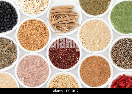 Super Auswahl an Speisen in weißem Porzellanschalen. Stockfoto
