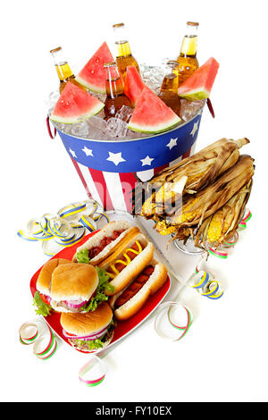 Serie mit viel Sommer essen - Bier auf Eis, gegrilltem Mais, Hot Dogs und Wassermelone.  Isoliert auf weißem Hintergrund. Stockfoto