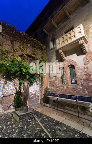 VERONA - Italien 25. November 2014: die Statue und Balkon von Julia gehört zu den meistbesuchten Sehenswürdigkeiten in der Stadt. Stockfoto