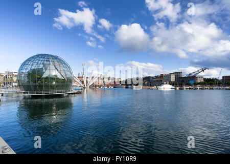 Genua, Italien - AUGUST, 23: Der alte Hafen am 23. August 2014 in Genua. Der Hafen von Genua ist der geschäftigste Hafen Italiens und eine Stockfoto