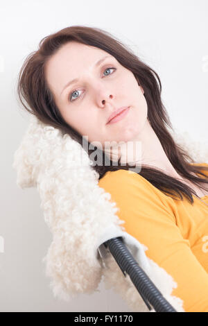 Frau im Sessel sitzen, relaxen. Konzept der Langeweile, Einsamkeit und Kontemplation. Stockfoto