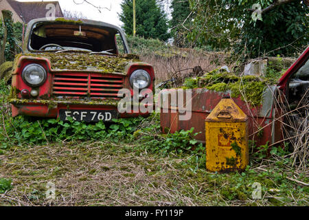 Die Reste eines Robin Reliant, Vintage, die vans langsam verrotten in einem kleinen Bauernhof, die seit 30 Jahren unberührt. Stockfoto