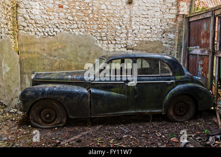 Die Überreste der Wolseley 6 80 Oldtimer langsam verrottet in einem kleinen Bauernhof, der seit 30 Jahren unberührt. Stockfoto