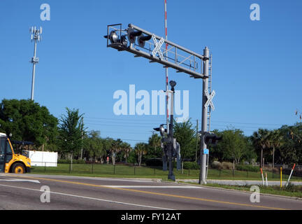 Verkehr-Beleuchtung-Gantry an einem Bahnübergang in Davenport, Florida, USA, April 2016 Stockfoto